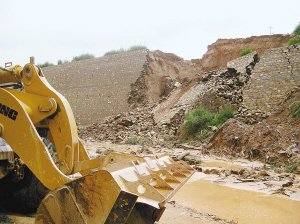 数小时暴雨引发山洪冲入榆林老城区 积水超1米
