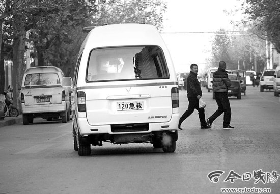 礼泉县医院3急救车担心违法被拍 自制车牌上路
