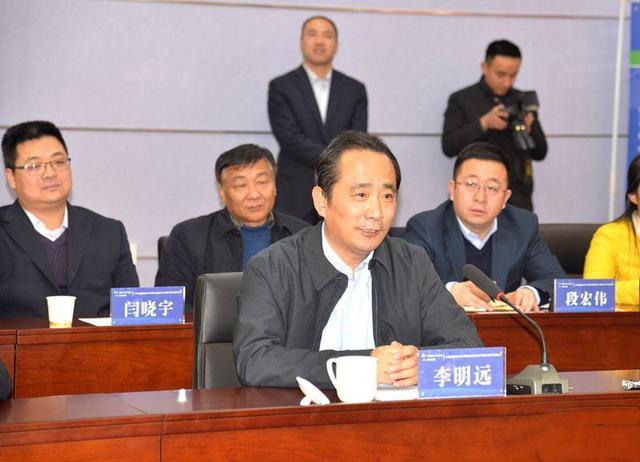 渭南市委书记李明远,市长李毅,开沃新能源汽车集团董事长黄宏生出席