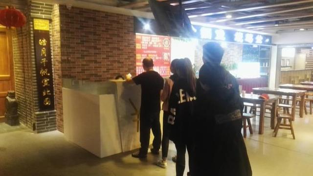 同样是卷款而逃的小吃城 西安这家商场有担当