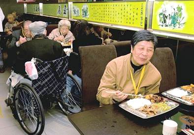 西安办老年餐桌为老人送餐 自负盈亏难经营
