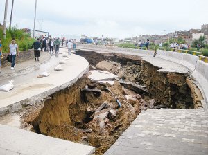 数小时暴雨引发山洪冲入榆林老城区 积水超1米