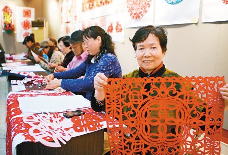 民间艺人在赛场展示剪纸作品. 记者 尚洪涛 摄