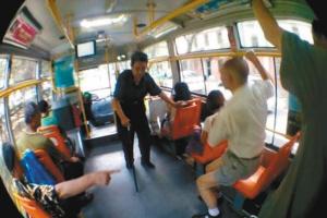 37路公交上老人给老人让座 年轻人坐着玩手机