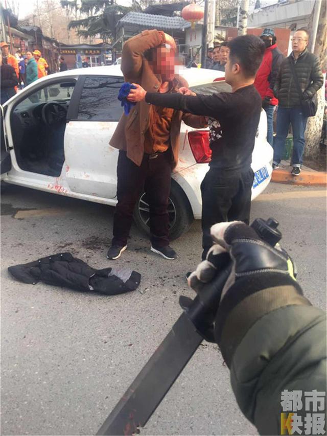 西安两男子起冲突亮砍刀 市民英勇夺刀