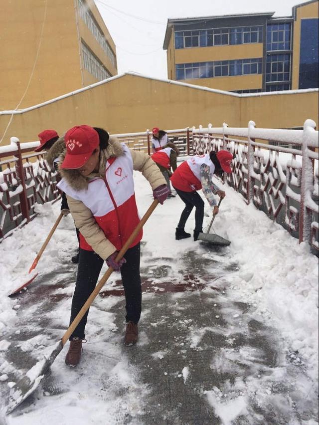 宜阳社区志愿者清理道路积雪 保学生安全出行