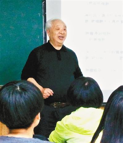 近八十岁还在讲课 大学生亲切称他章爷爷