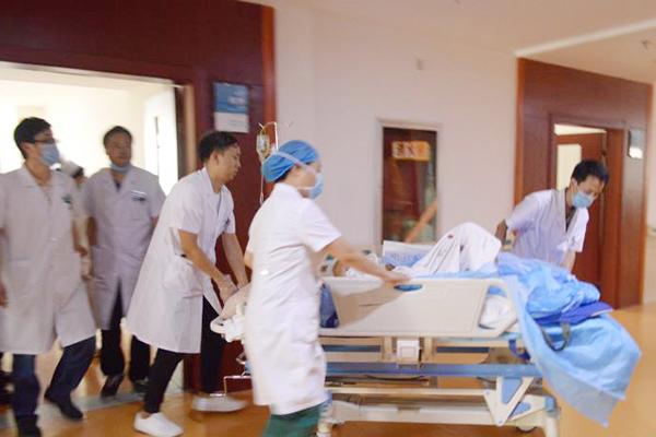 商洛农民农耕受伤生命垂危 西安仲德医院紧急