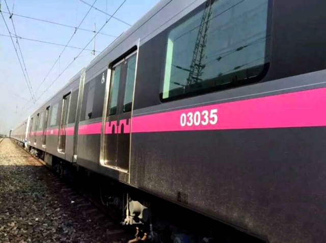 西安地铁三号线首批列车到西安 腰线粉色萌萌