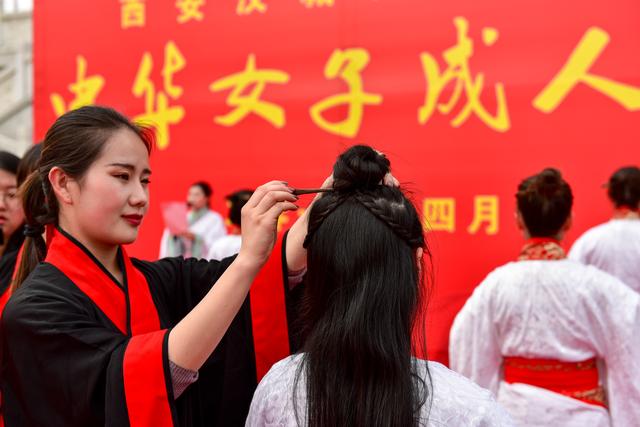 汉城湖举办第五届女子成人礼少女身着汉服行笄礼