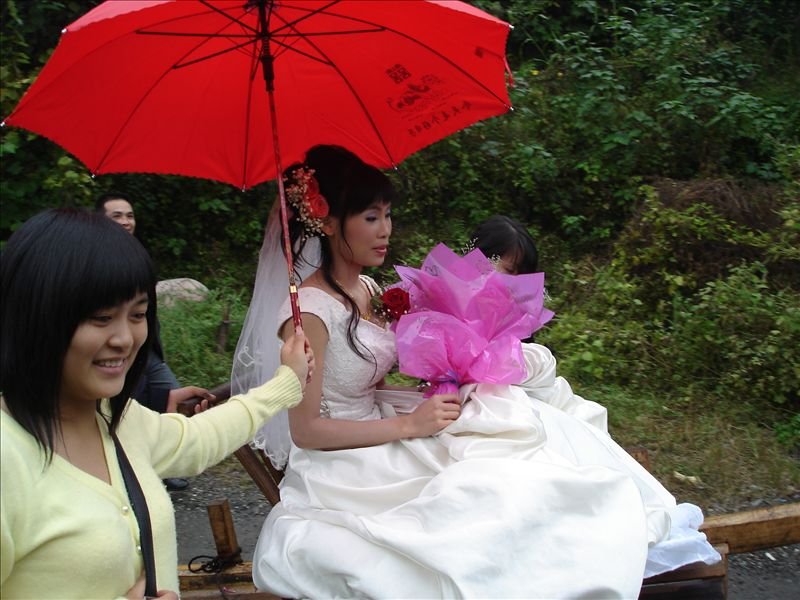 实拍新郎<em>祼体</em>迎娶新娘野人式结婚全过程