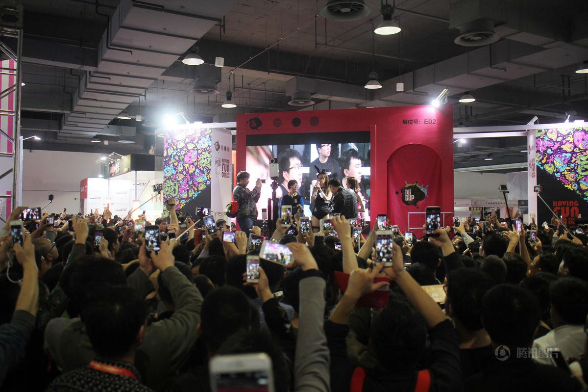 女优泷泽萝拉现身上海成人展 人气爆棚