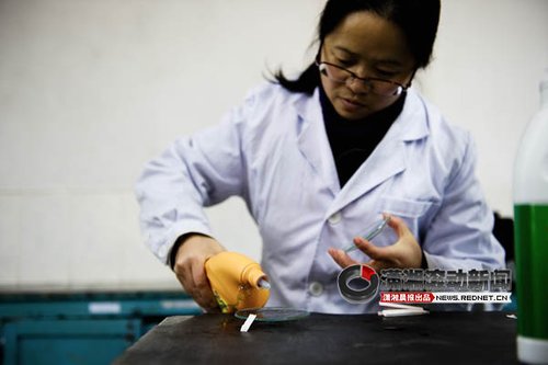 洁厕液和消毒液混用 会致氯气中毒影响健康