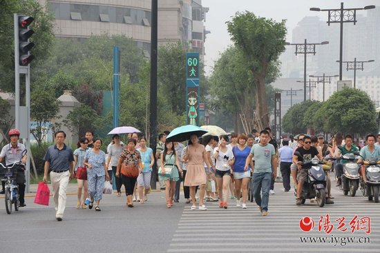 个性指示灯现身西安北大街十字 市民赞好