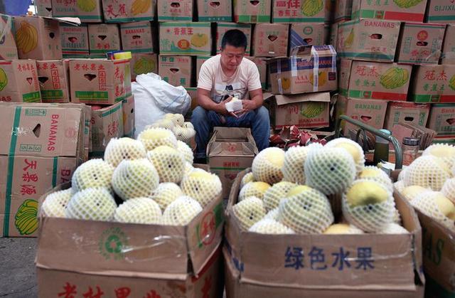西安商贩卖水果只给塑料袋不送纸箱 因纸价上