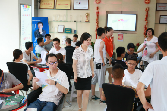 西安万通汽修学校技术总监接待日报名火爆