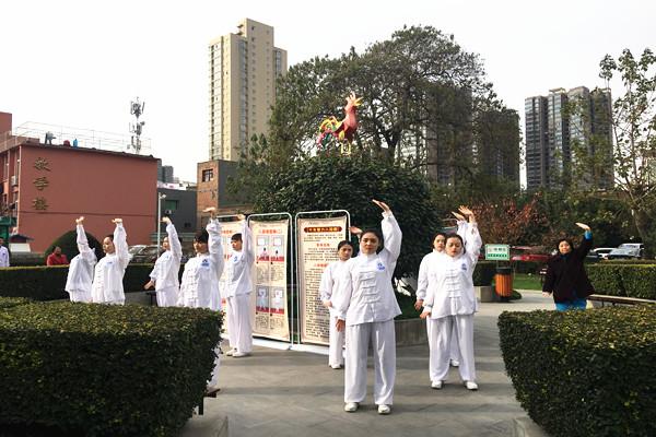 市五院护士亲身示范中医养生气功八段锦