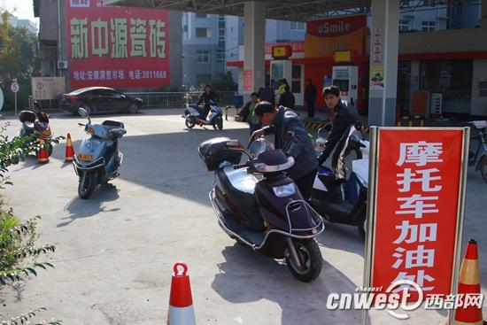 安康摩托车加油用油壶遭质疑 加油站称为了安