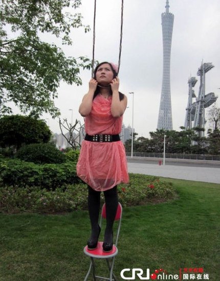 妙龄女郎闹市行为艺术表演上吊 称压力大(图)
