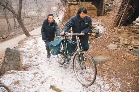 崎岖的山路上留下了夫妻邮递员的身影.