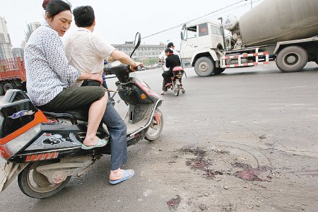 北郊渣土车撞倒摩托车 一男子抢救无效身亡