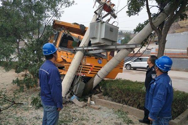 吴堡一翻斗车刹车失灵撞坏高压电杆 情况紧急