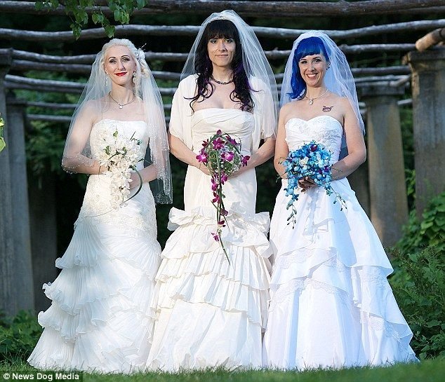 3名女同性恋结婚组成3人家庭