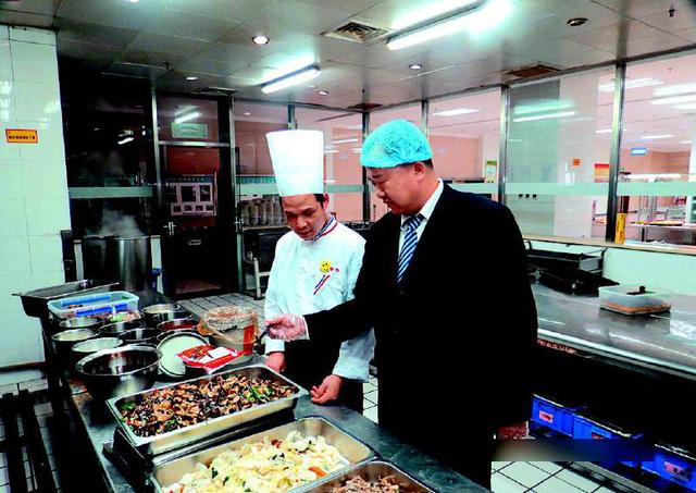 月薪3千食品安全师成热门职业 8成中毒因大意