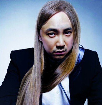 徐峥ps长发照搞笑:我长发及腰 假期结束了