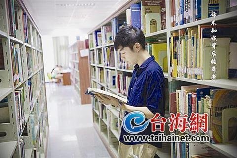 大学招生广告走了“女神版” 又来“男神版