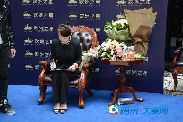 潘晓婷现身西安获房车接驾 天后范十足_大秦