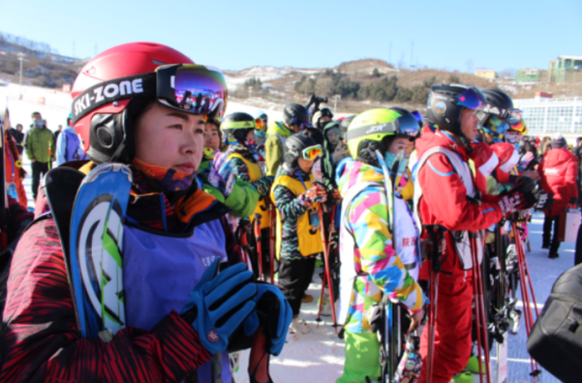陕西首届高山滑雪赛 助力体育旅游特色小镇