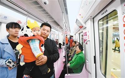 地铁3号线开通首日 市民纷纷乘坐体验坐两趟看两遍
