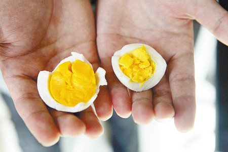 市民吃煮鸡蛋胃胀1天 蛋黄摔不碎落地还能弹