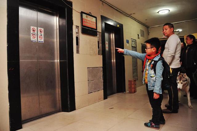居民楼电梯从七层坠至负一层 厢内十几人受伤