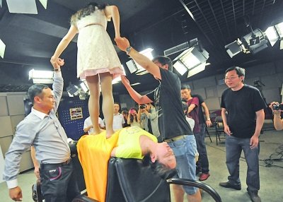 <em>女子</em>被<em>催眠</em>纤腰变钢板