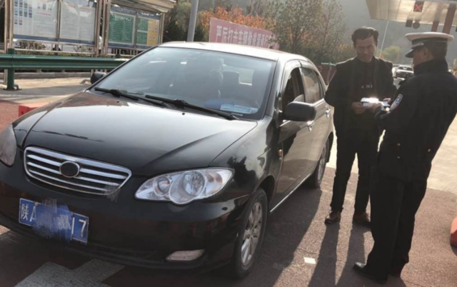 逢车必查 黄陵交警成功截获一吸毒人员车辆