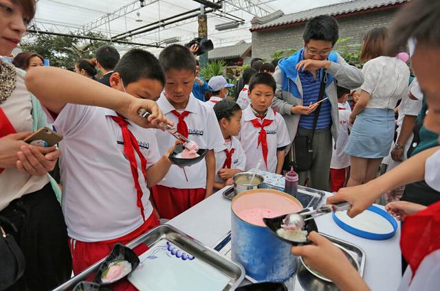 少儿童话梦活动 30名留守儿童一起做冰激凌场