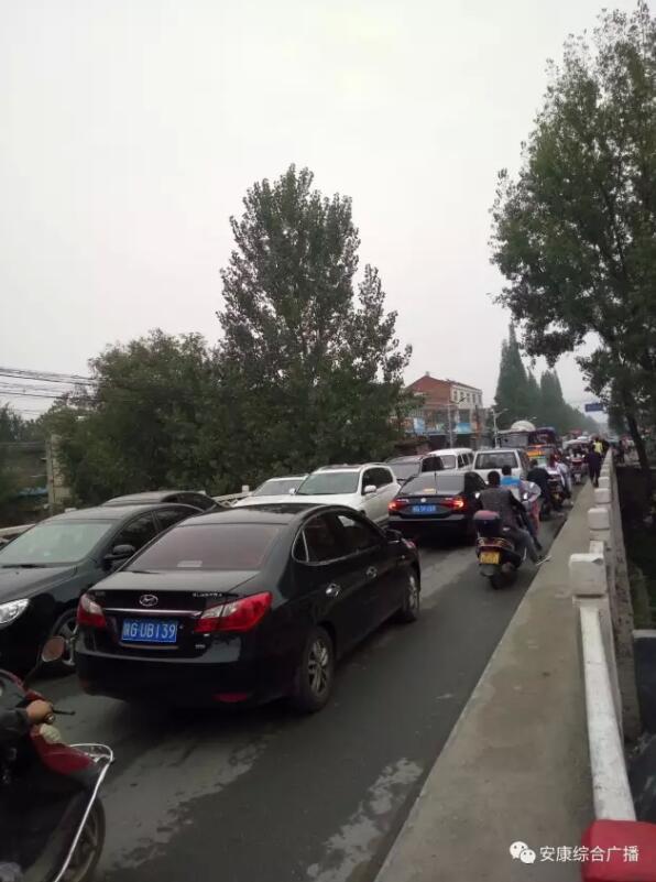 安康五茨路口道路拥堵严重 市民表示很闹心