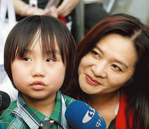 小小彬拍戏腿生红疹 小彬彬花儿子钱<em>找</em>小姐 _