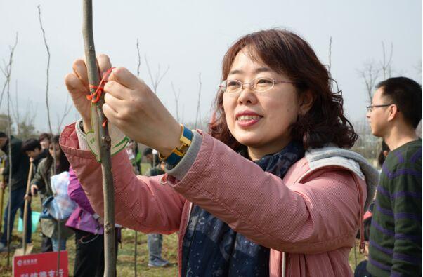 招行西安分行开展20周年庆招银林植树活动