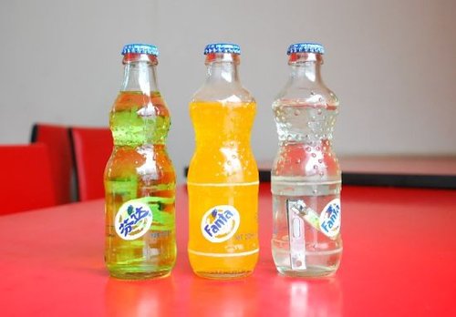 近日,记者见到了这瓶特殊的饮料:玻璃瓶装的"芬达"汽水颜色不是