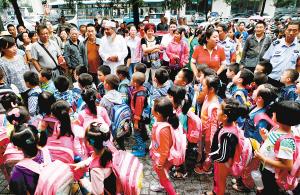 幼儿园娃娃上演哭闹大戏 小学生跑错楼进错班