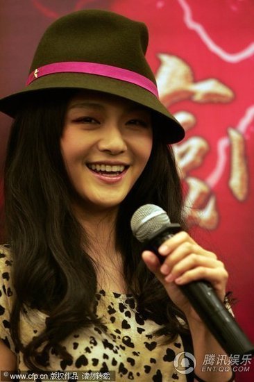 大S戴超大钻戒现身 穿粉色丝袜大秀美腿(图)