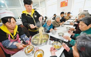 西安高龄补贴年发放4亿元 300老年餐桌全建成