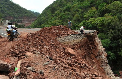 云南新三公路试通车第2天坍塌 专家称雨太大