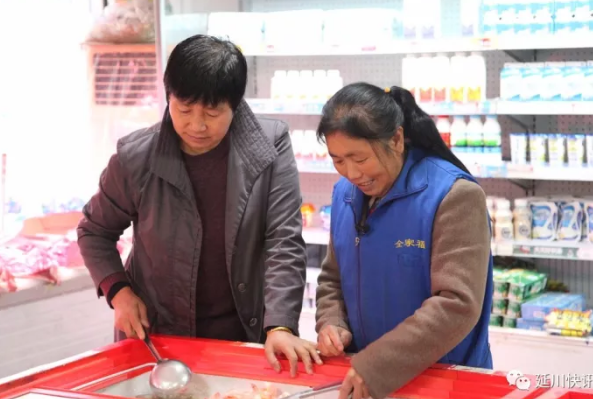 摆地摊的三轮车改装图_城市摆地摊收入(2)