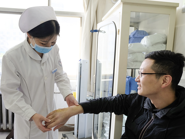 红会医院骨显微修复科贾文 8年倒了1251次时