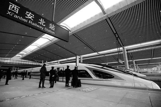 西安北站高铁开启夜间模式 复兴号首次入陕
