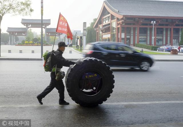 27岁小伙推轮胎从天水徒步至西安 计划去北京